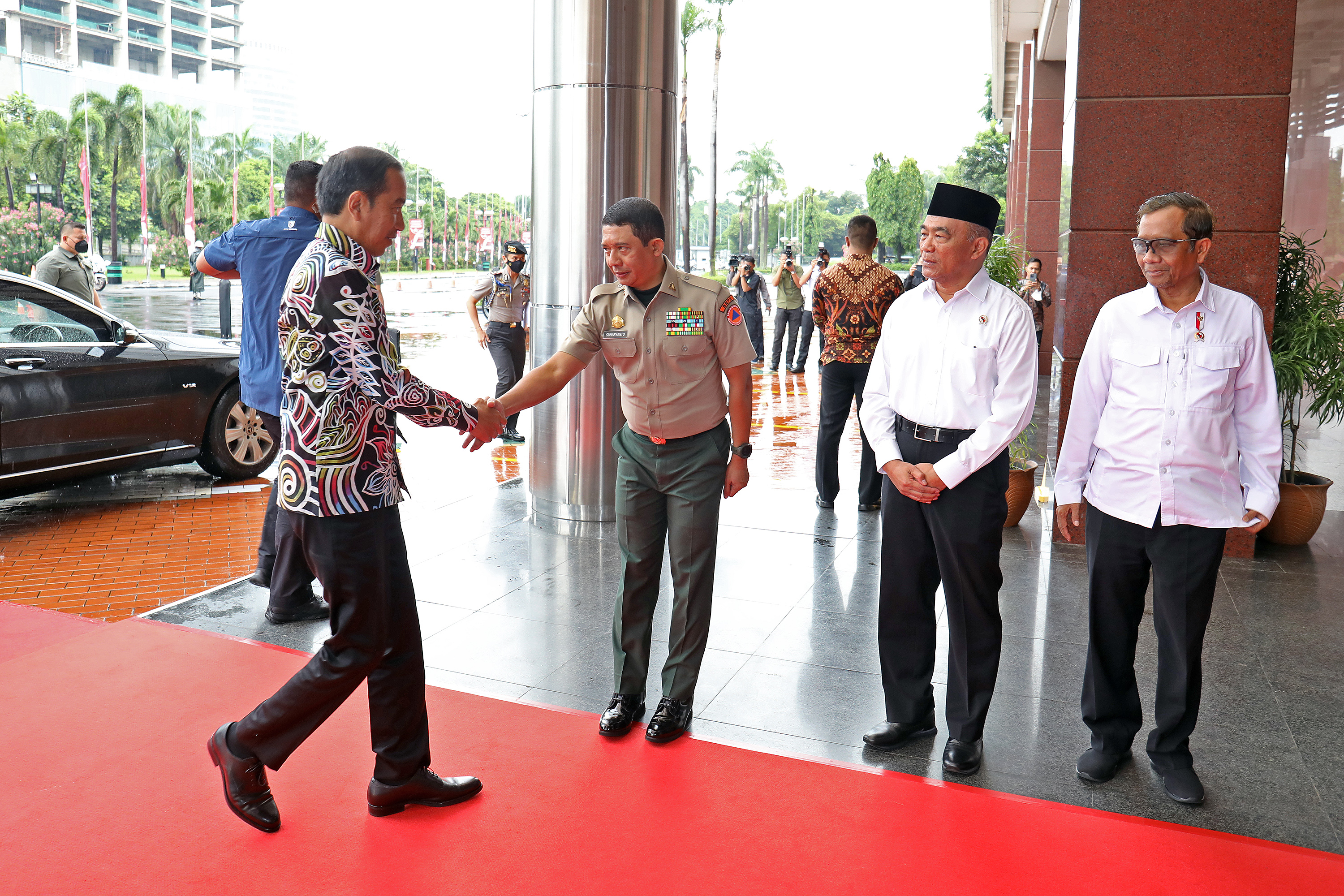 Presiden Joko Widodo (kiri) disambut Kepala BNPB Suharyanto (dua kanan) bersama Menko PMK Muhadjir Effendy (dua kanan) dan Menko Polhukam Mahfud MD (kanan) saat tiba untuk menghadiri acara Rapat Koordinasi Nasional (Rakornas) Penanggulangan Bencana (PB) Badan Nasional Penanggulangan Bencana (BNPB) tahun 2023 yang diselenggarakan di Jakarta International Expo (JiExpo) Kemayoran, Jakarta Pusat, Kamis (2/3).